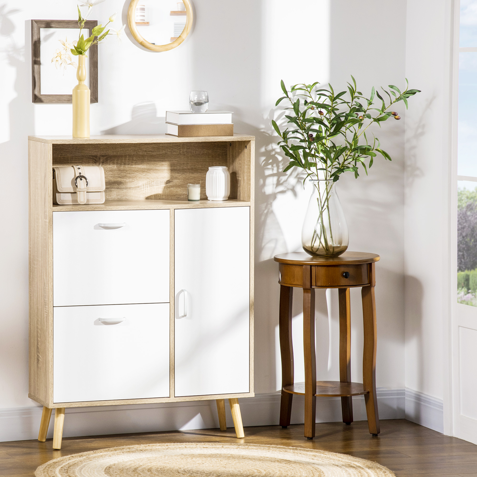 Un mueble blanco y de madera clara con cajones y un estante.