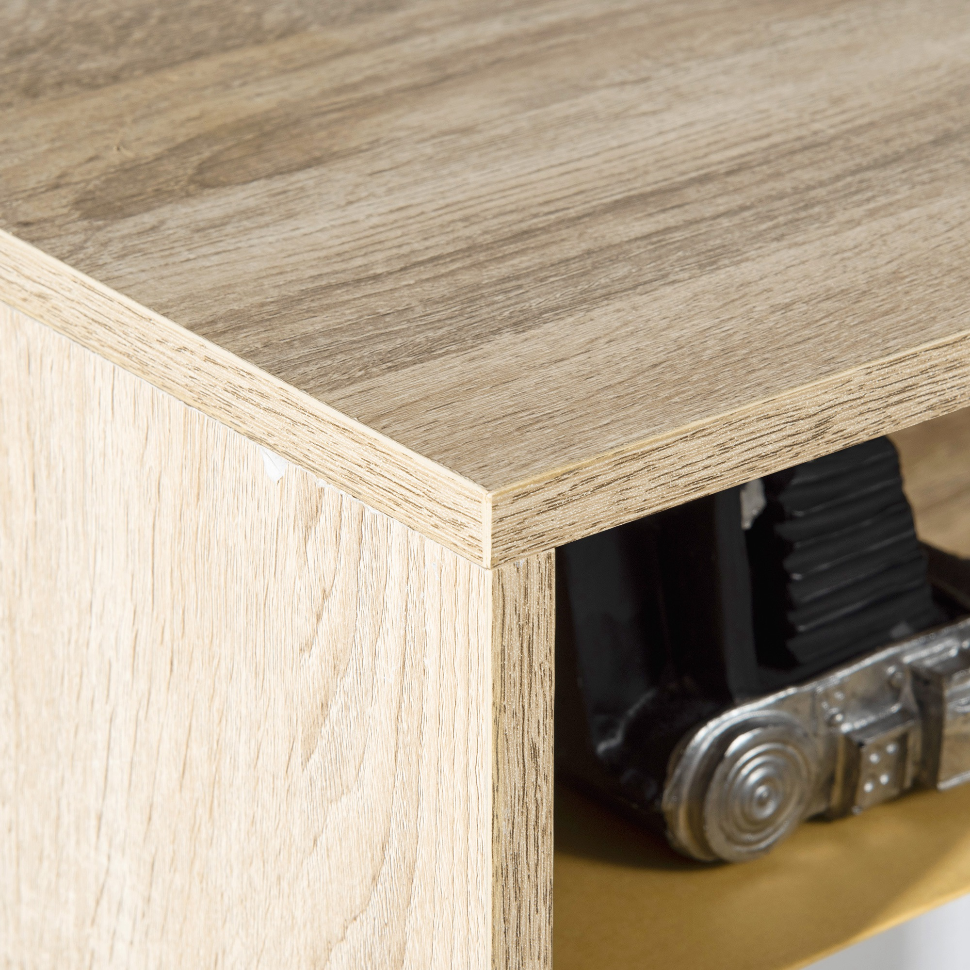 Primer plano de una superficie de madera con un objeto negro al fondo.