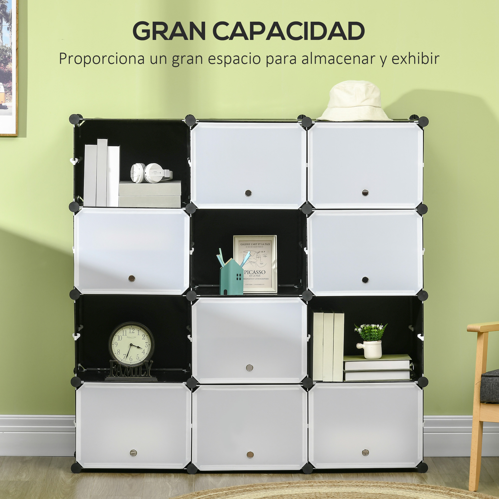 Un estante modular blanco y negro con libros, auriculares, reloj y sombrero.