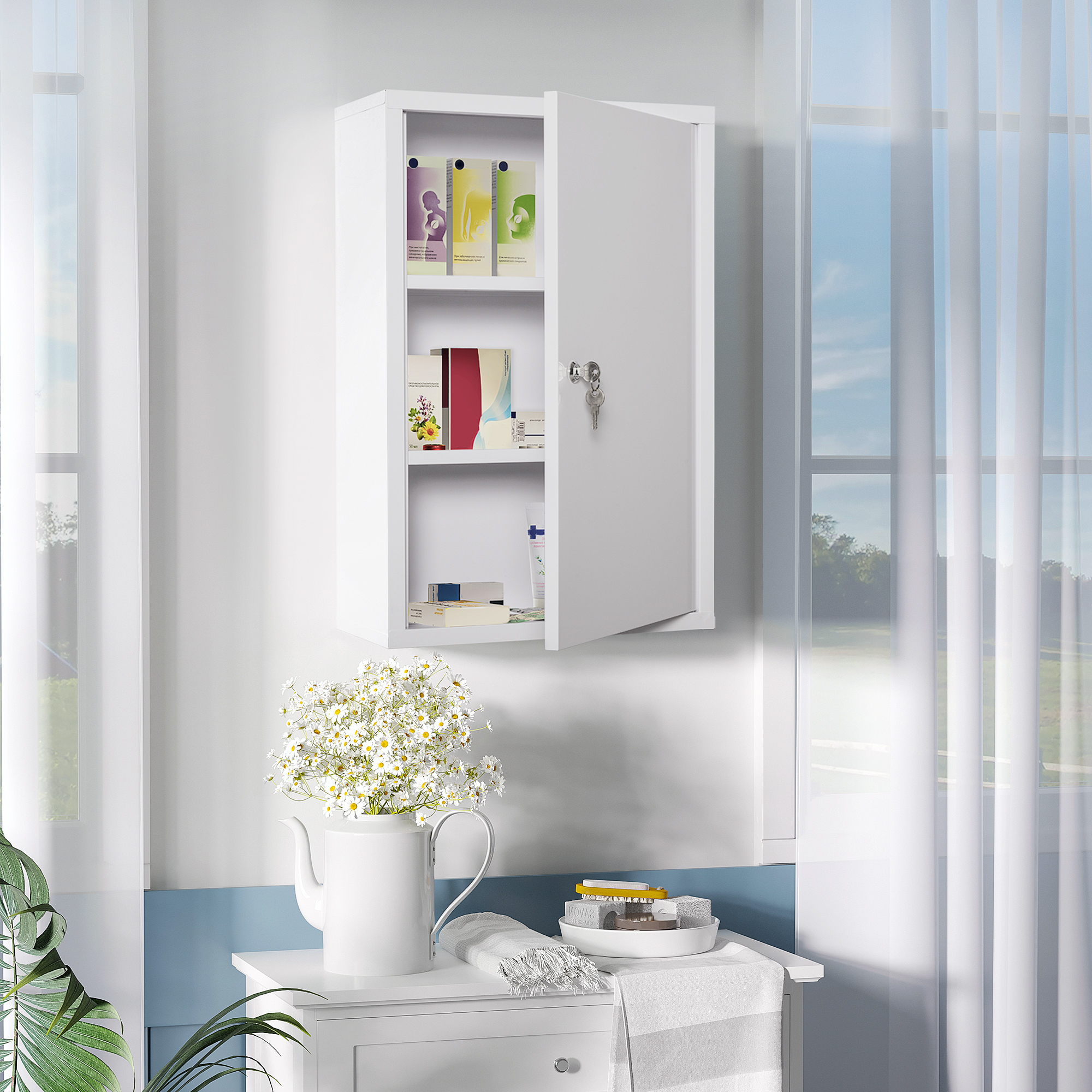 Un botiquín blanco de pared con la puerta abierta contiene medicinas y folletos.