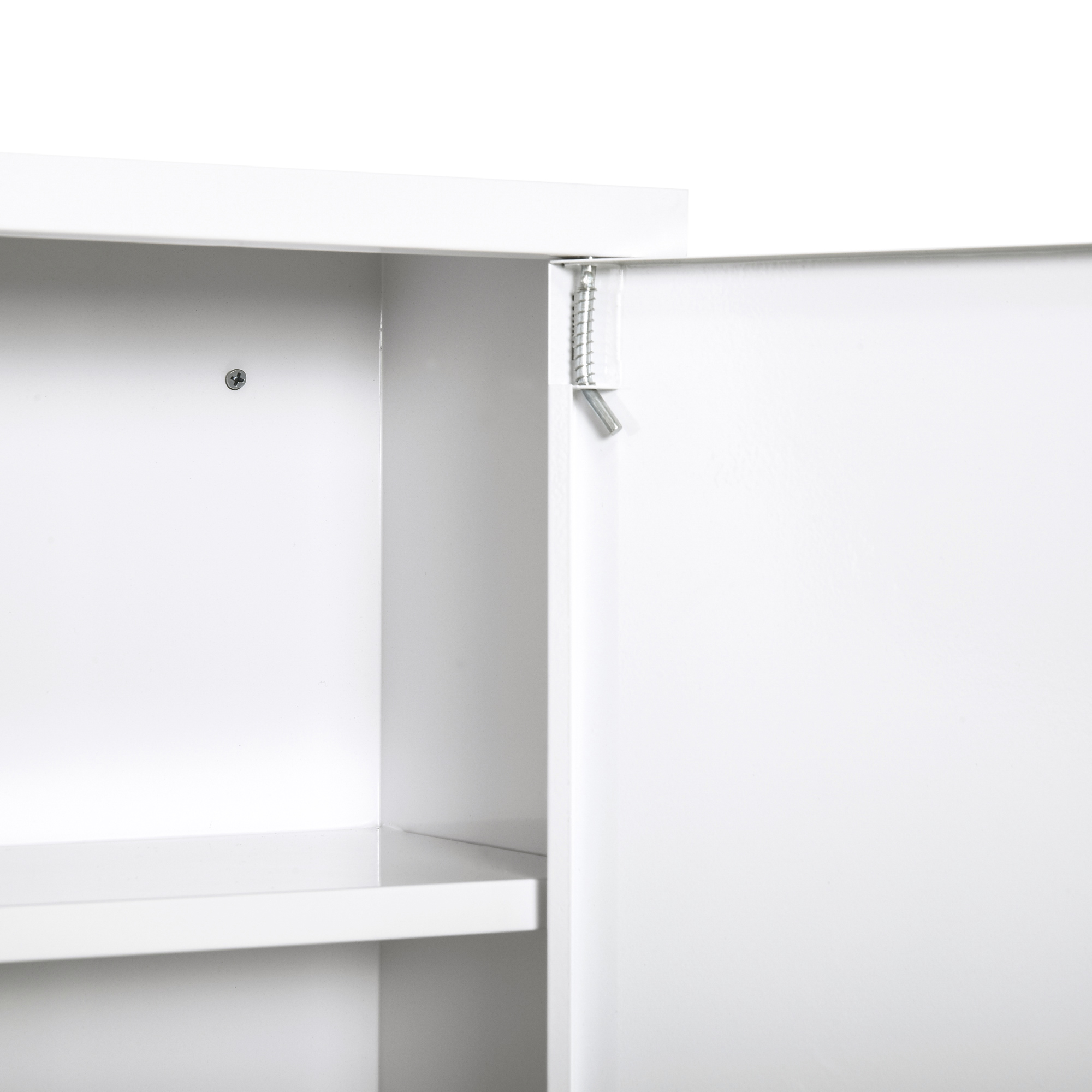 Un gabinete blanco con puerta abierta y un estante. Se ve un tornillo.