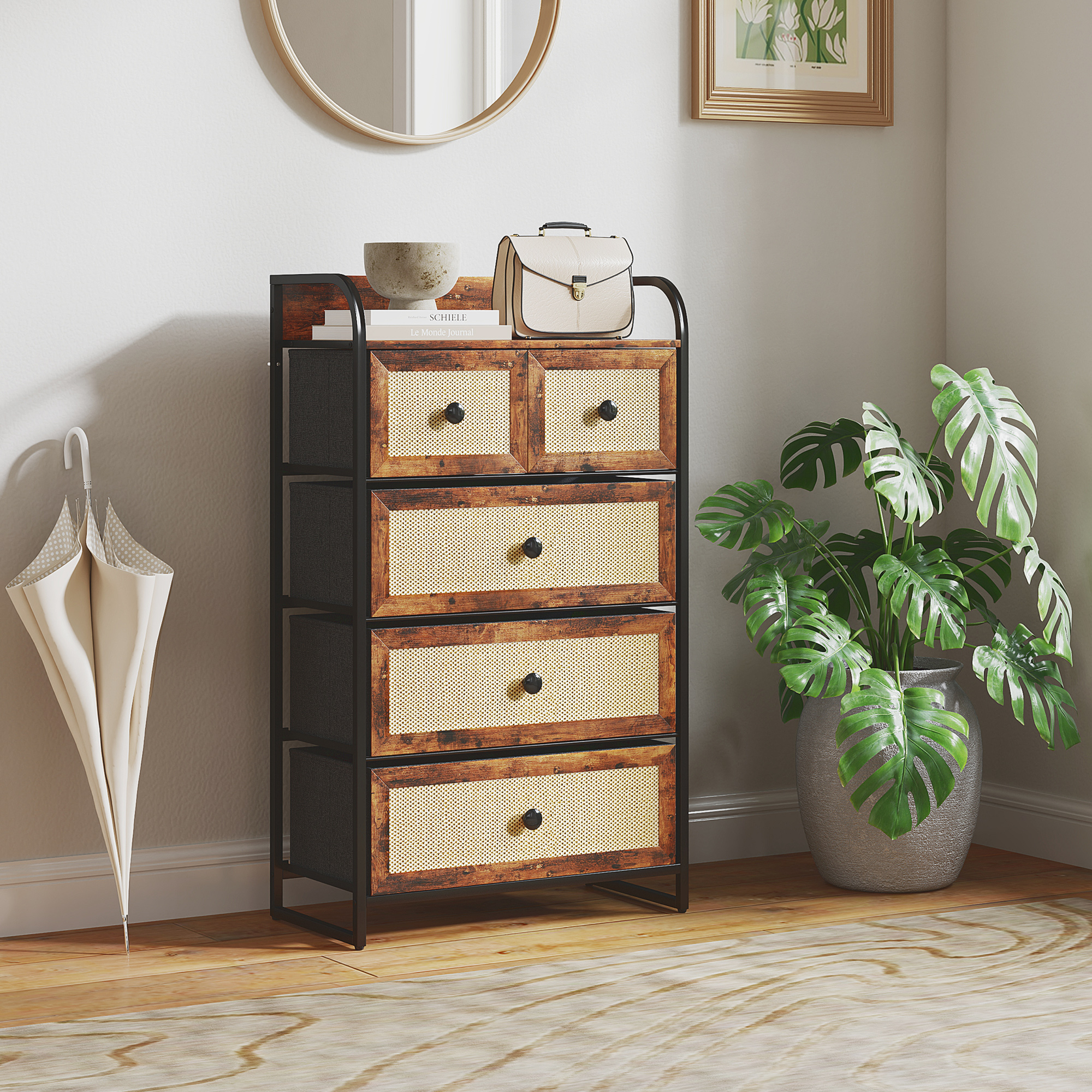 Cómoda de madera con cajones de ratán, junto a un paraguas blanco y una planta.