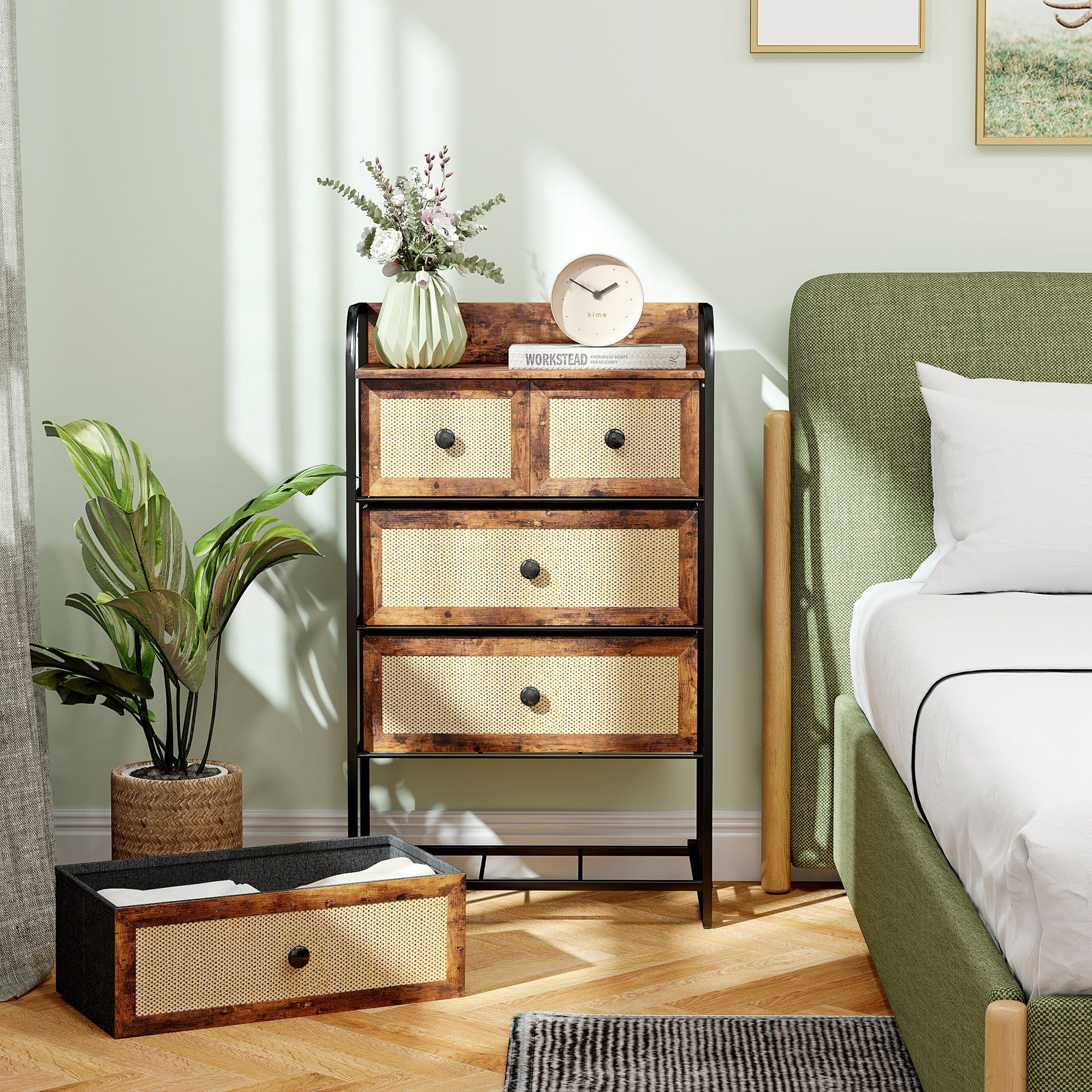 Escena de dormitorio con cómoda de ratán, cama verde y planta. Entra luz solar.