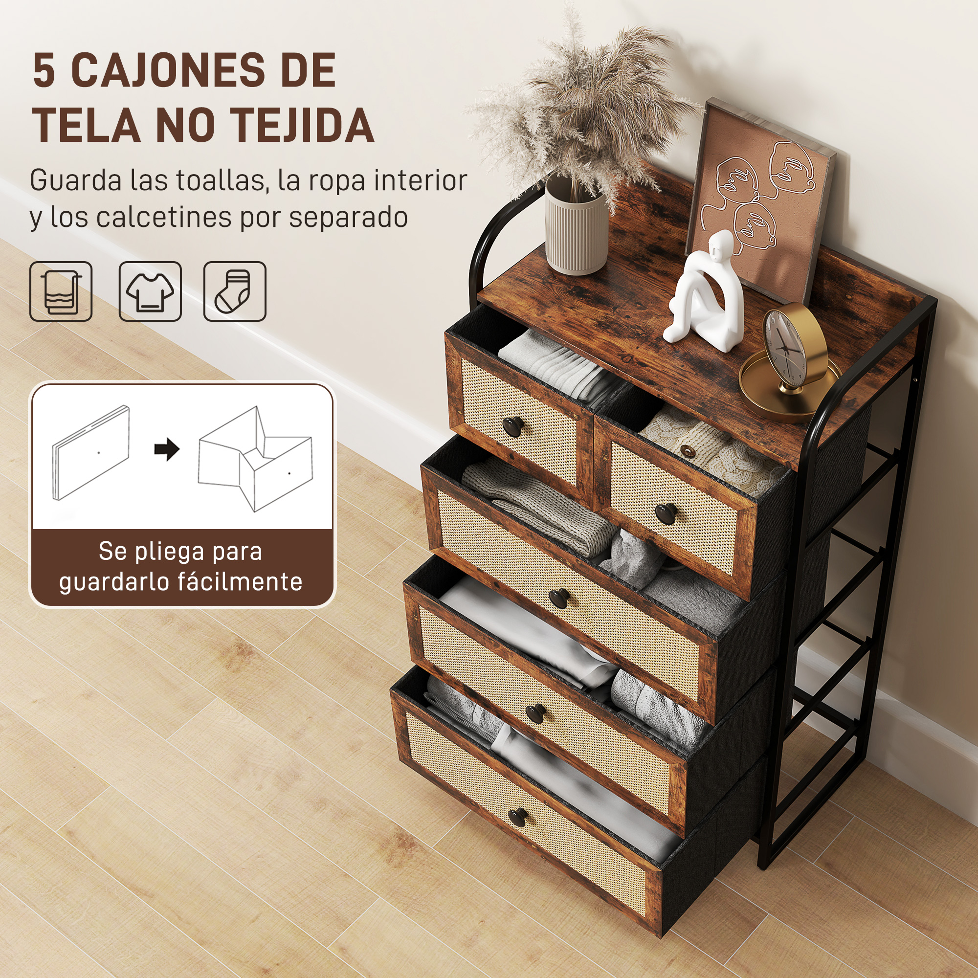 Cómoda de madera con 5 cajones de tela, decoración y reloj.