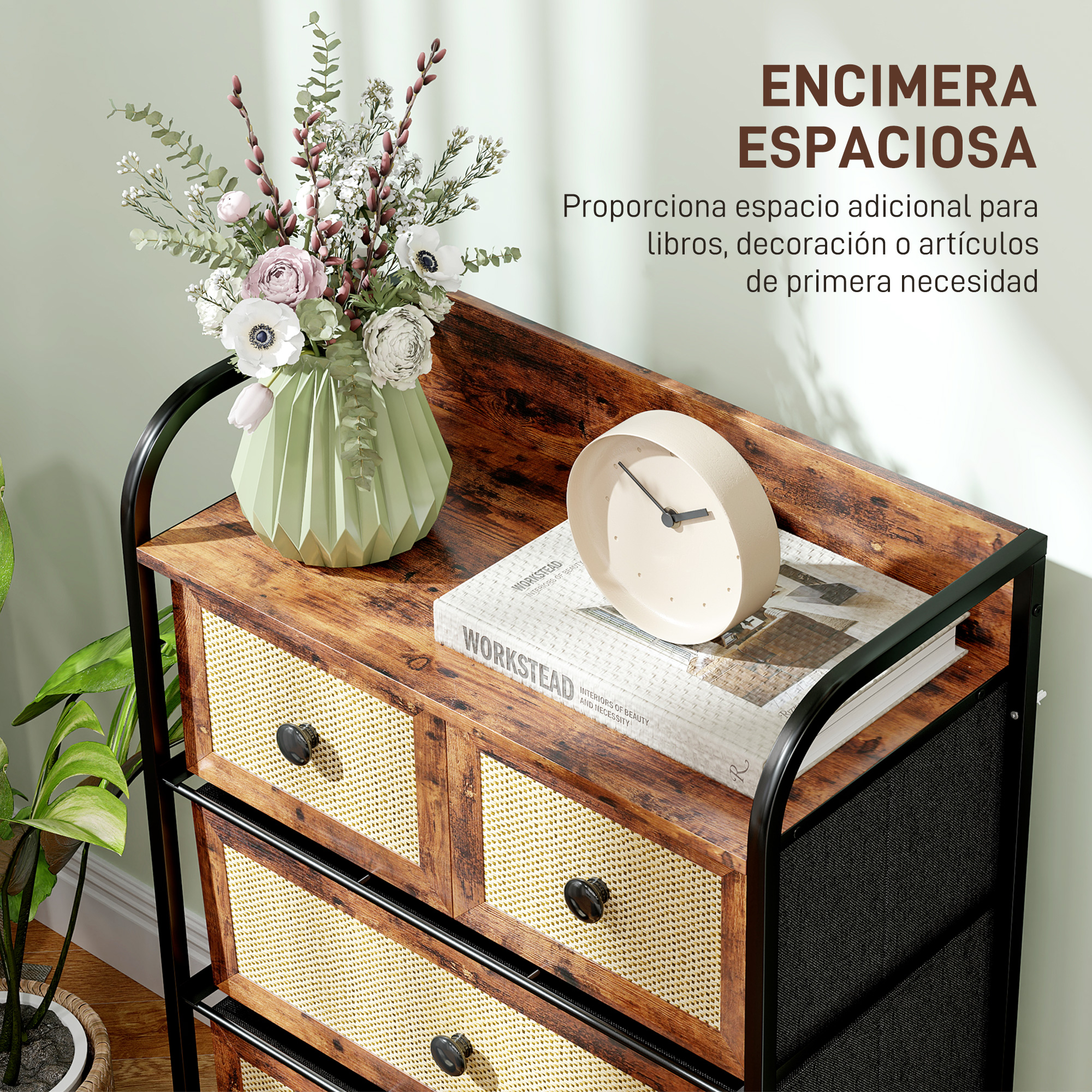 Un mueble de madera con cajones de mimbre, flores y un reloj.