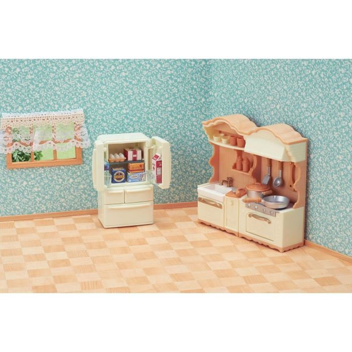 Una cocina miniatura con nevera abierta, estufa y fregadero. Paredes con estampado floral.