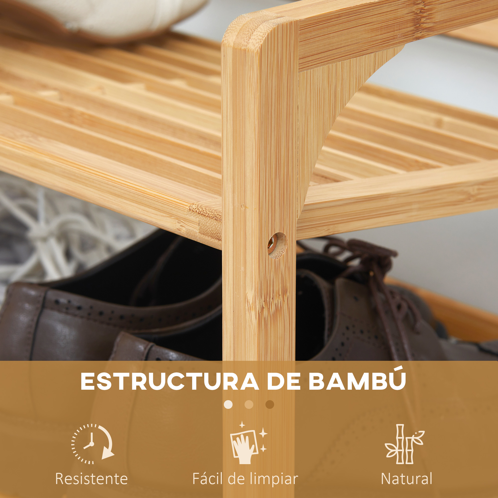 Un zapatero de bambú con zapatos de vestir marrones en los estantes inferiores.