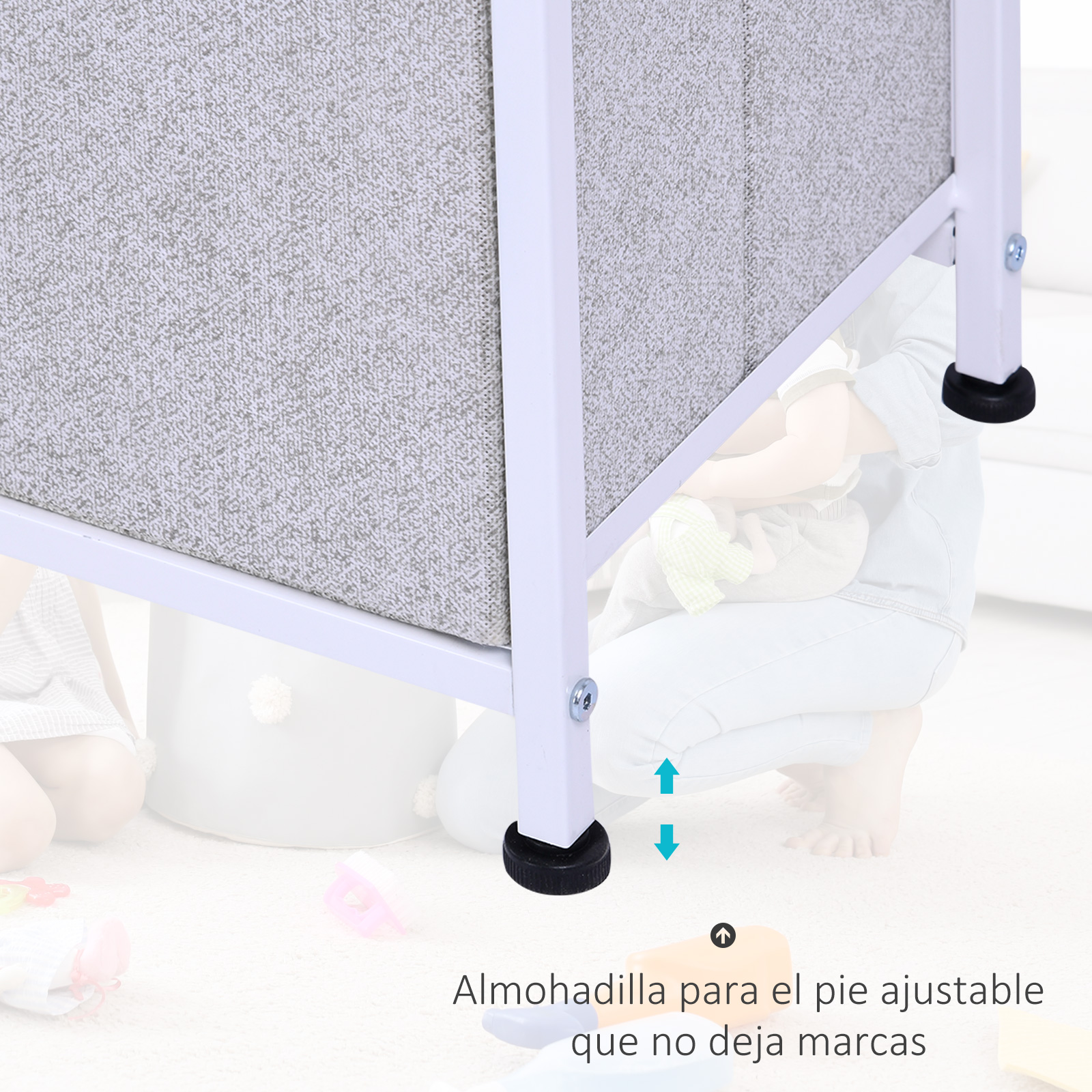 Pies ajustables con tapas de goma en un mueble de tela gris.