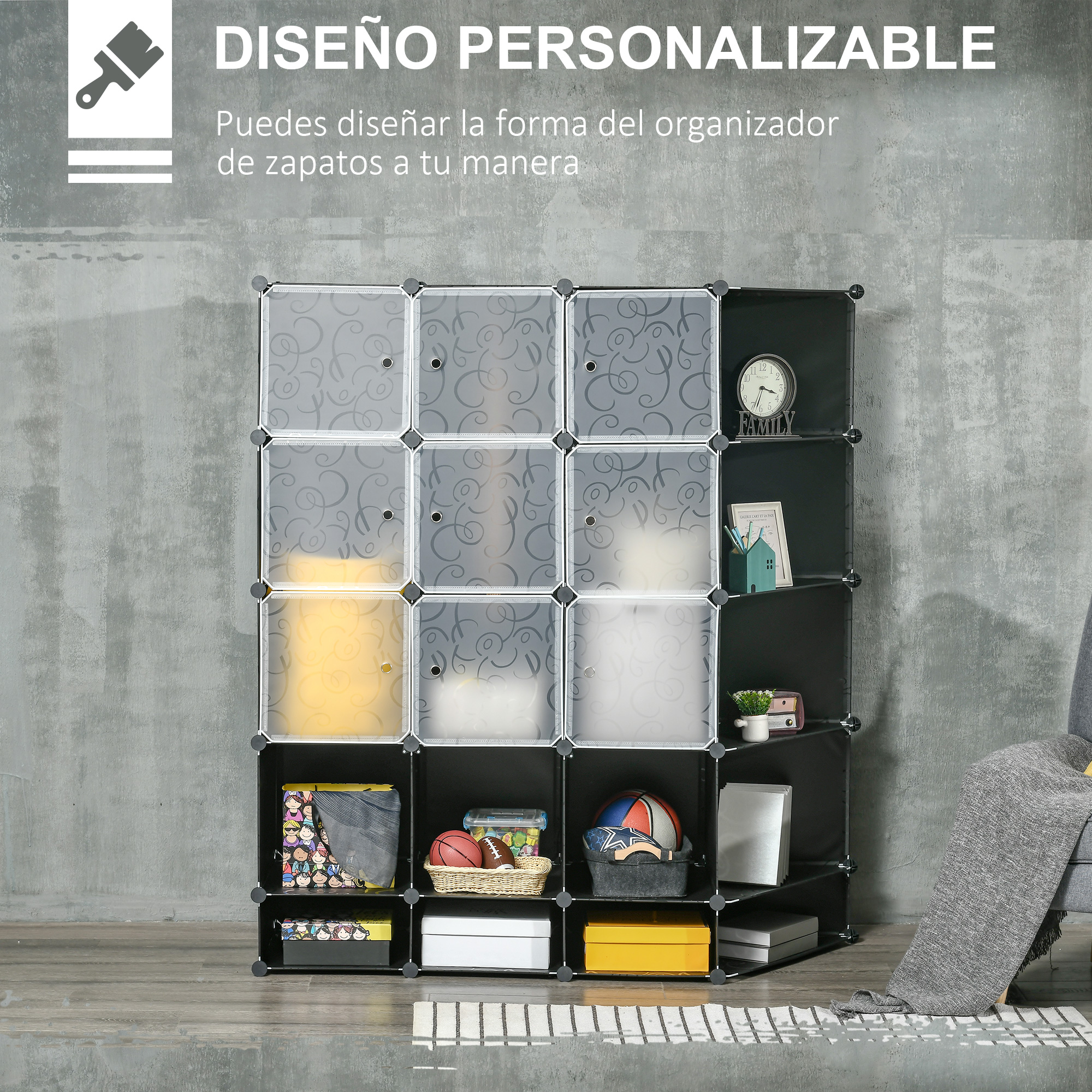 Un mueble de almacenamiento modular con varios compartimentos, lleno de objetos como balones y libros.