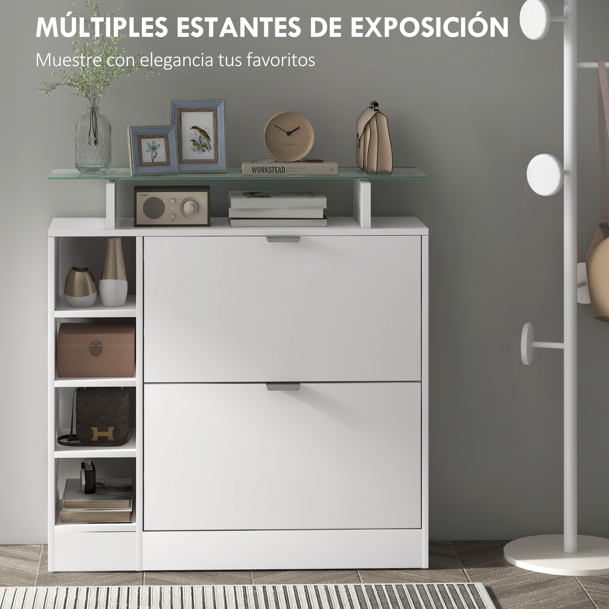 Un zapatero blanco con estantes abiertos y dos cajones, decorado con jarrones, cuadros, reloj y bolso.