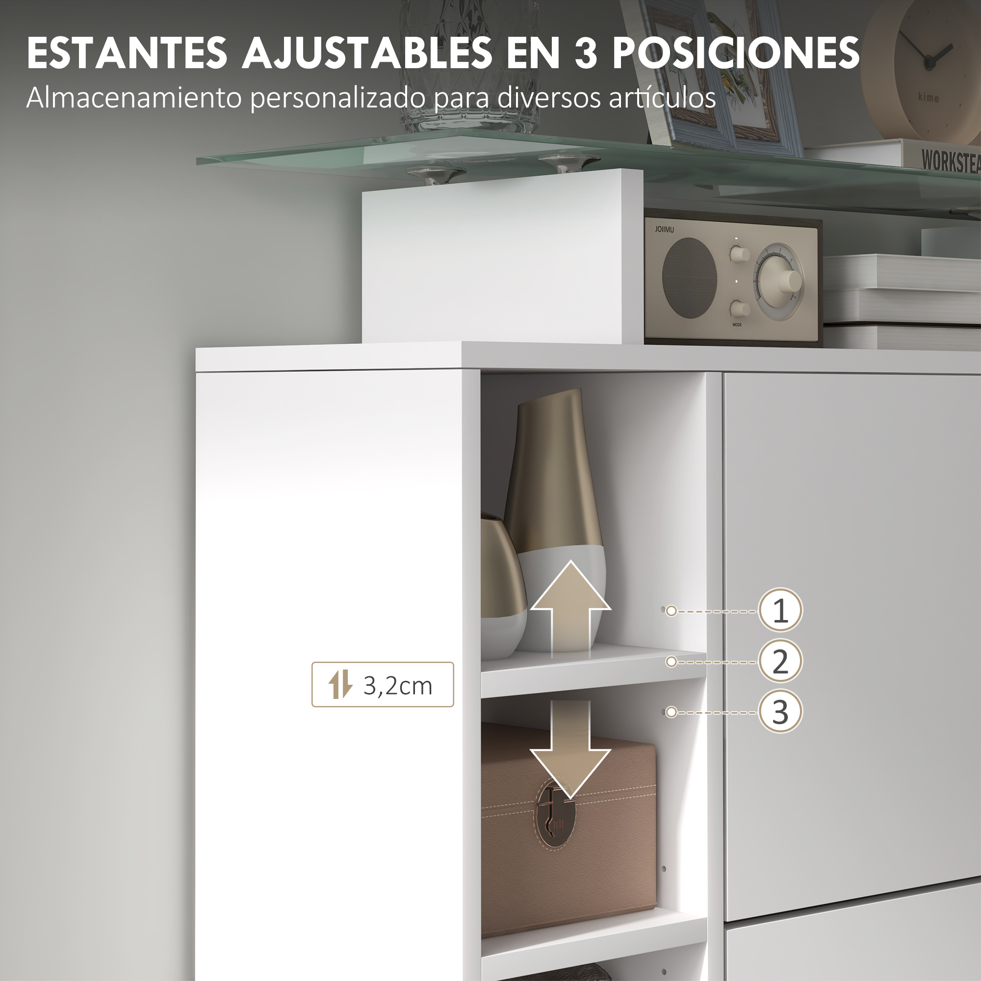 Un mueble blanco con decoración, reloj y radio. Los estantes son ajustables.