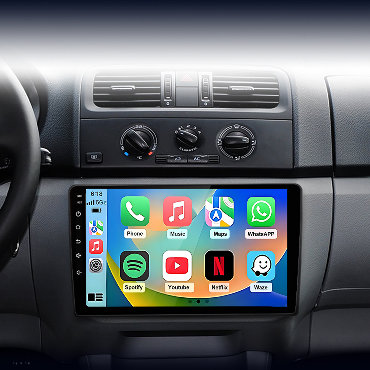 Un touchscreen per auto mostra app: Telefono, Musica, Mappe, WhatsApp, Spotify, YouTube, Netflix, Waze.