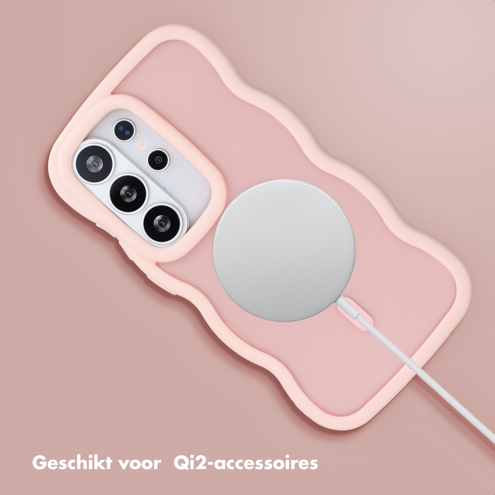 Une coque de téléphone rose avec appareil photo et accessoire de chargement sur fond rose.