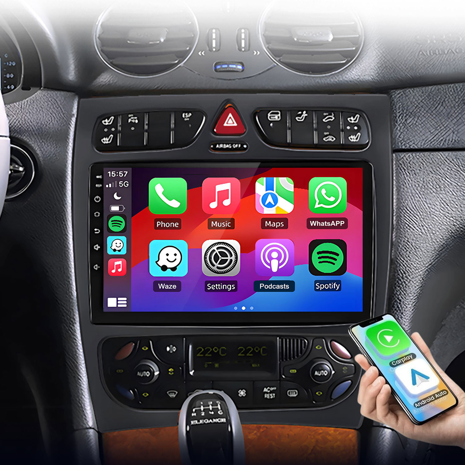 Una persona tiene uno smartphone davanti a un sistema di infotainment per auto.