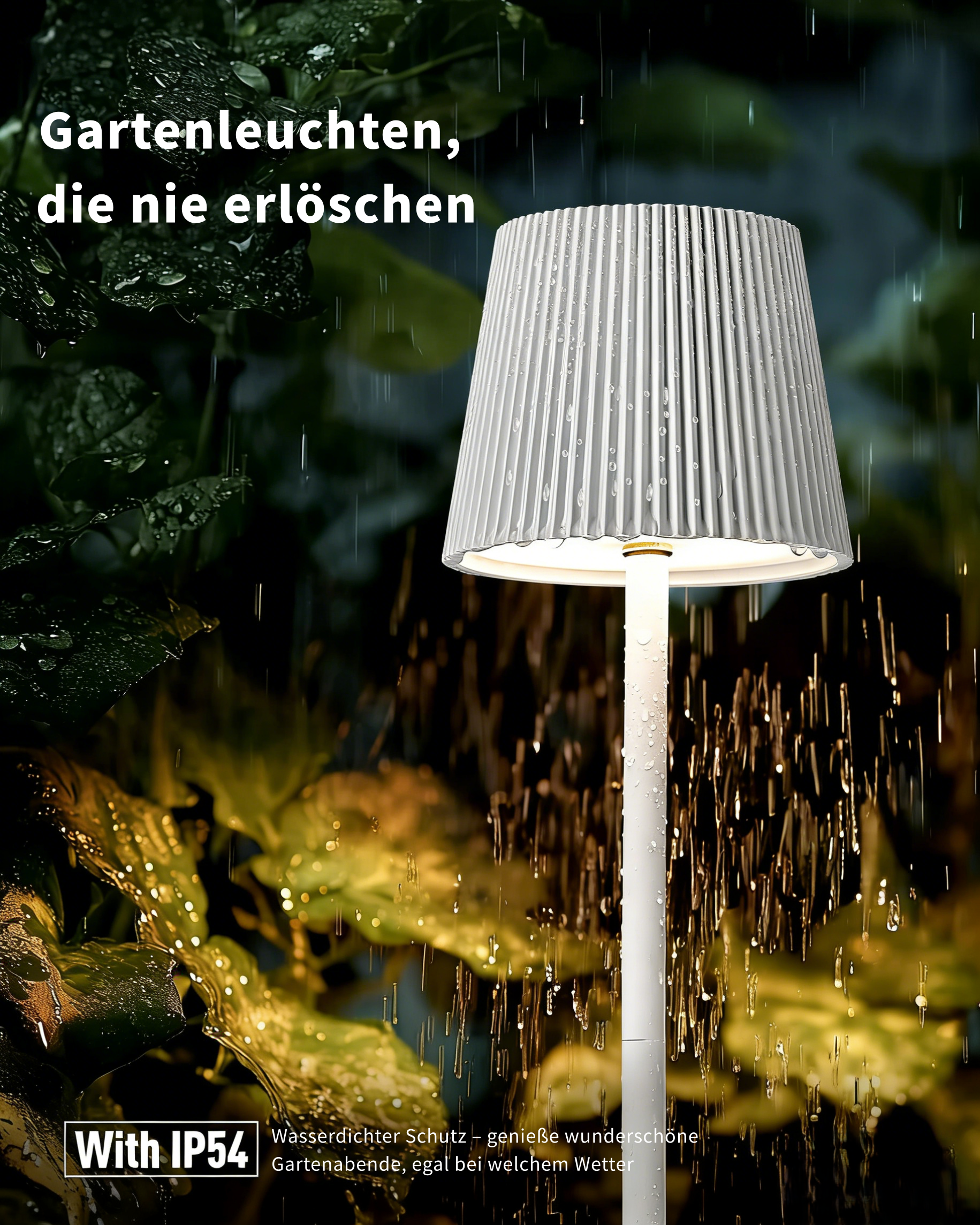 Eine weiße Gartenlampe mit geripptem Schirm im Regen.