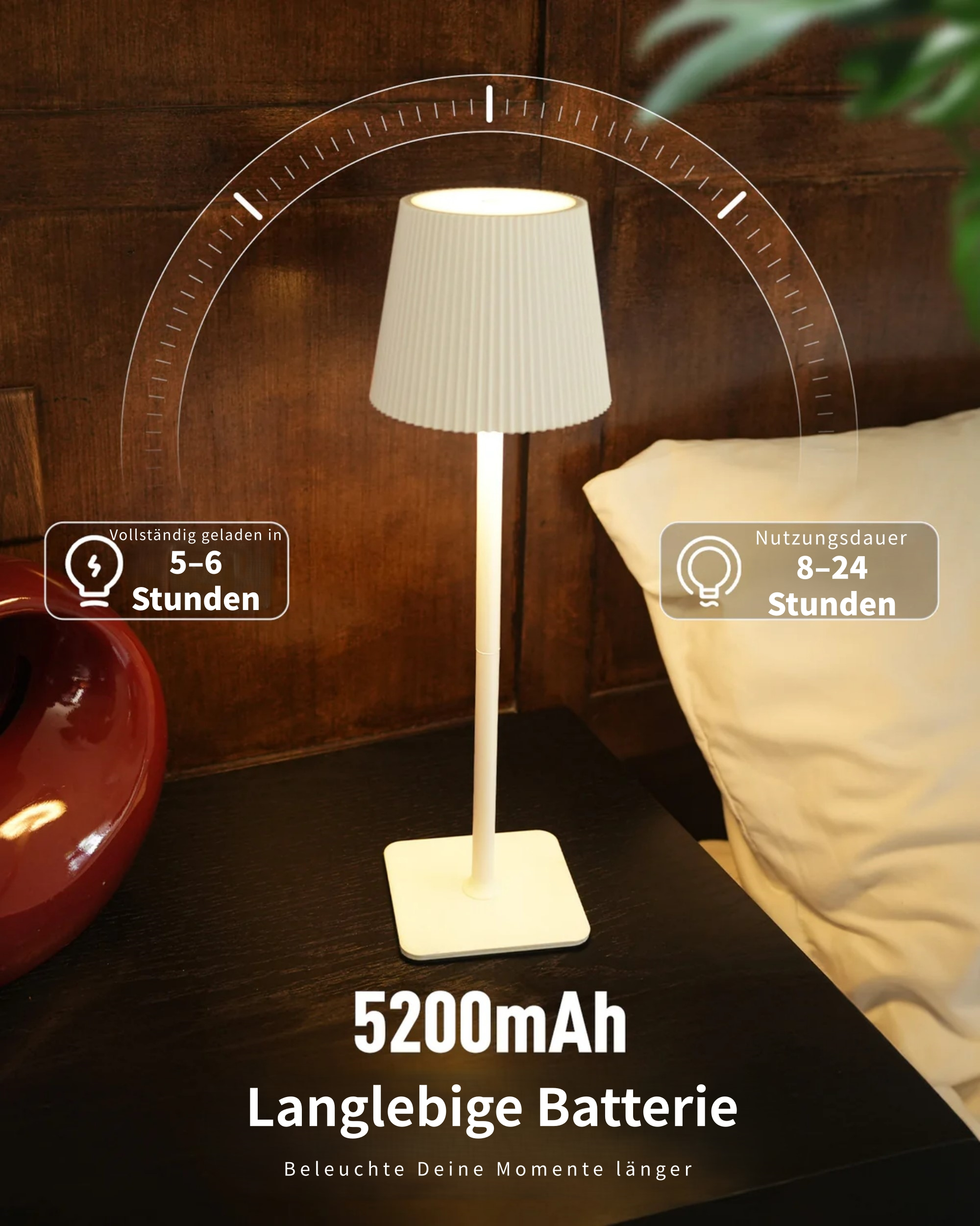 Eine weiße Nachttischlampe mit 5200 mAh Akku steht neben einem Bett.