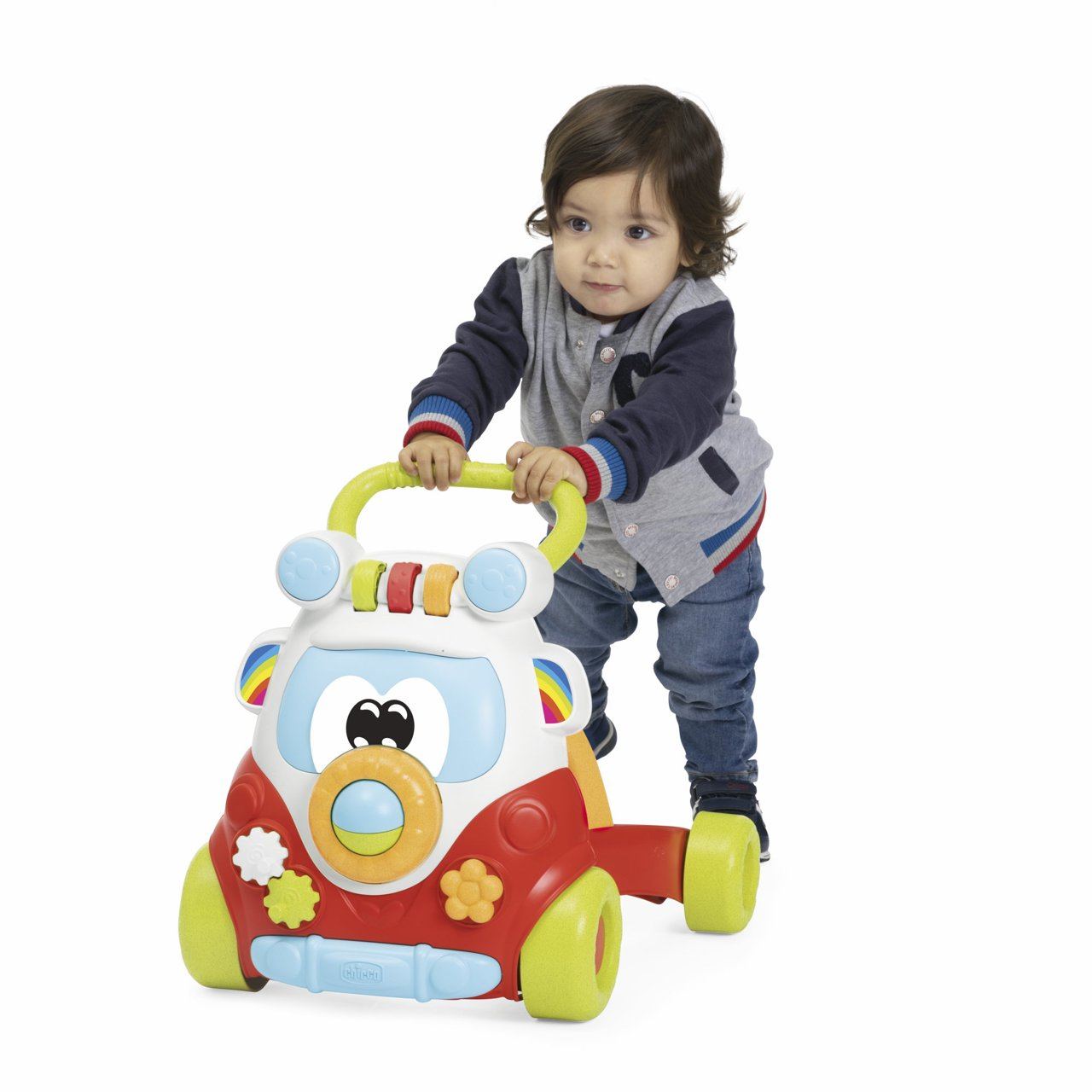 Un niño pequeño empuja un andador de juguete colorido con ojos y cara sonriente.