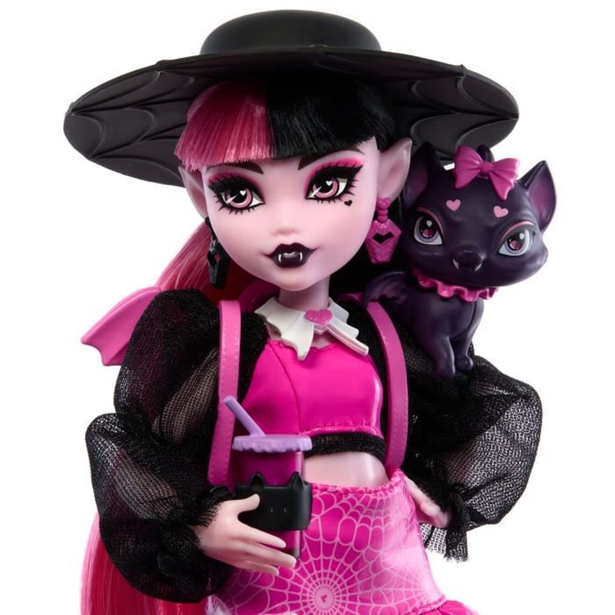 Una muñeca con pelo rosa y negro, con sombrero negro, que sostiene un murciélago.