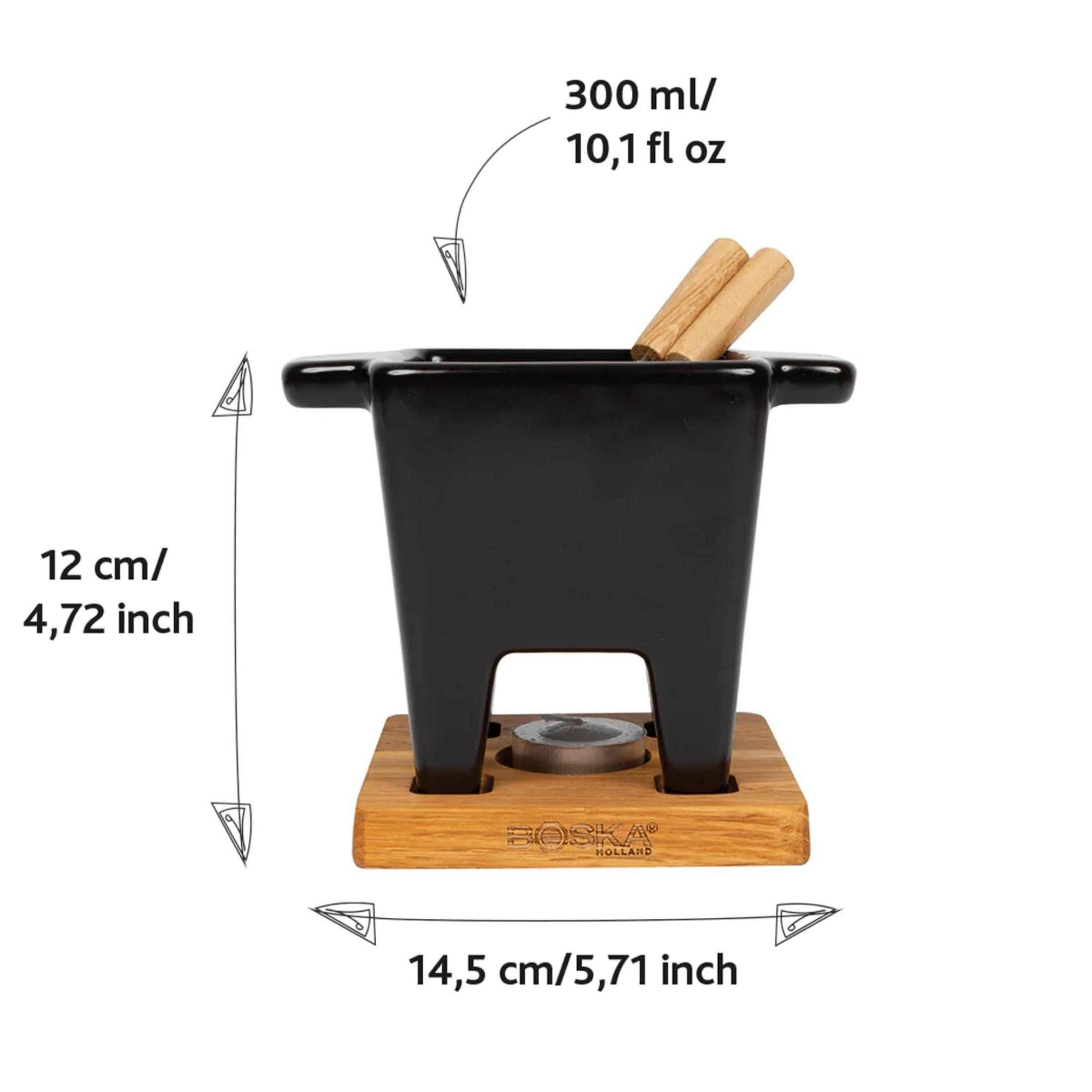 Ein schwarzer Keramiktopf mit Holzsockel und 2 Spießen. Maße sind angegeben.