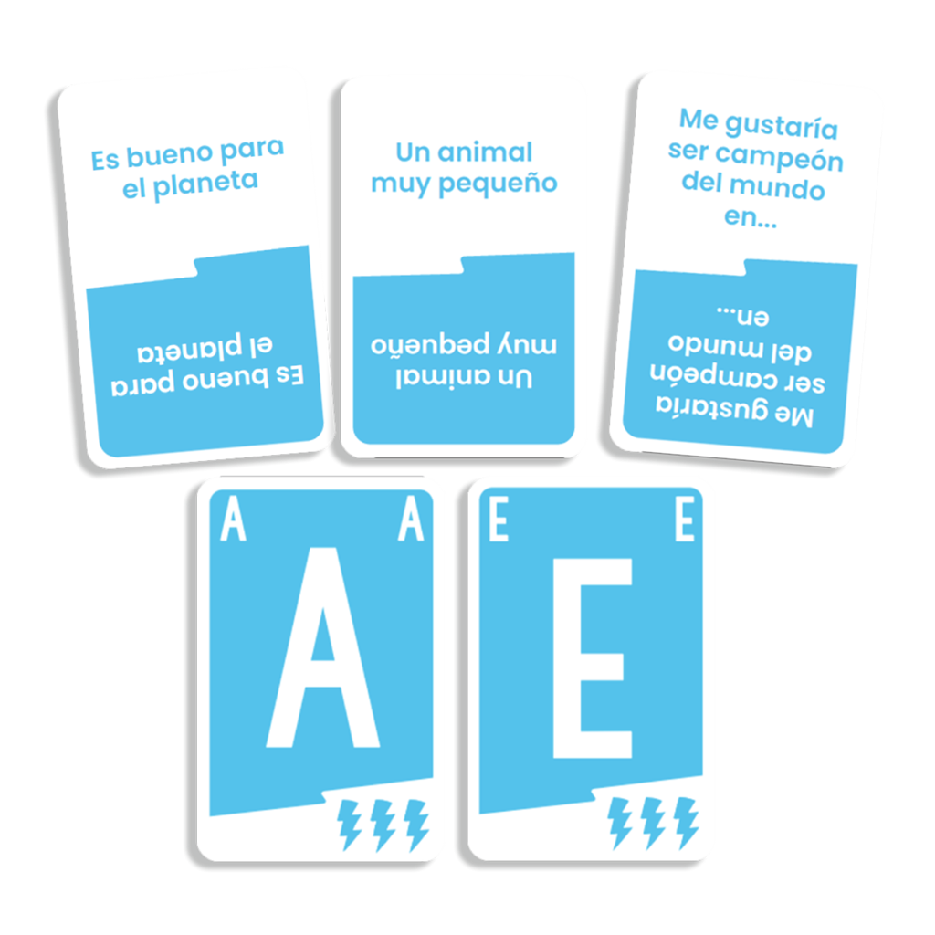 Tres cartas en español con texto y letras A y E en cartas azules.