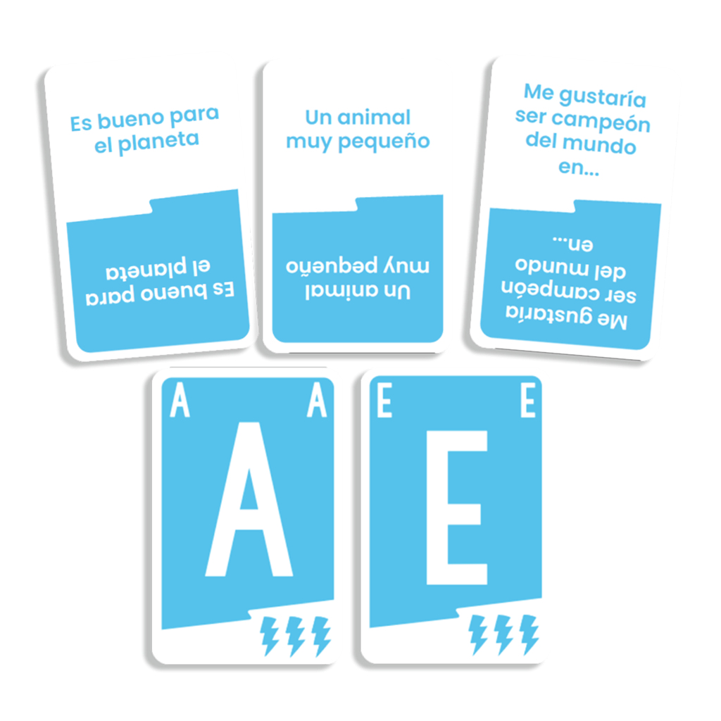 Tres cartas de juego españolas con texto y letras A y E sobre fondo blanco.