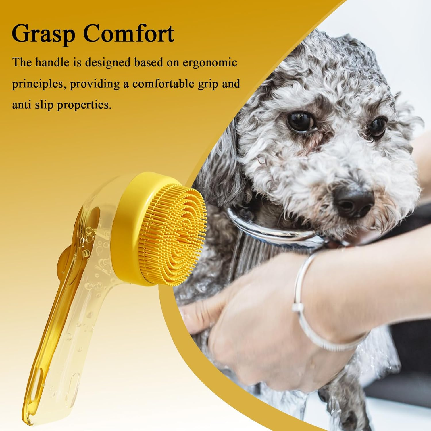 Ein gelber Hunde-Bürstenkopf mit transparenter Ergonomie-Griff und ein Hund wird gebadet.