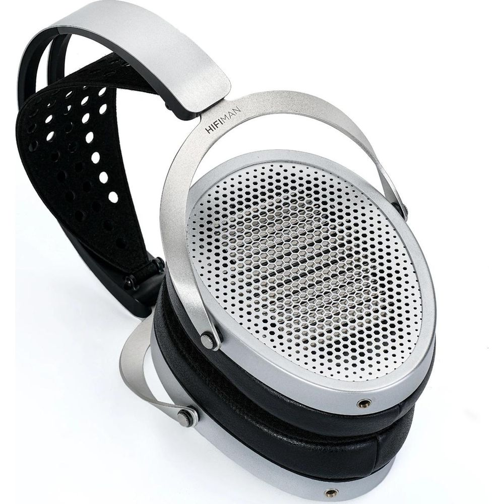 Cuffie Hifiman argentate con pelle nera e padiglioni perforati.