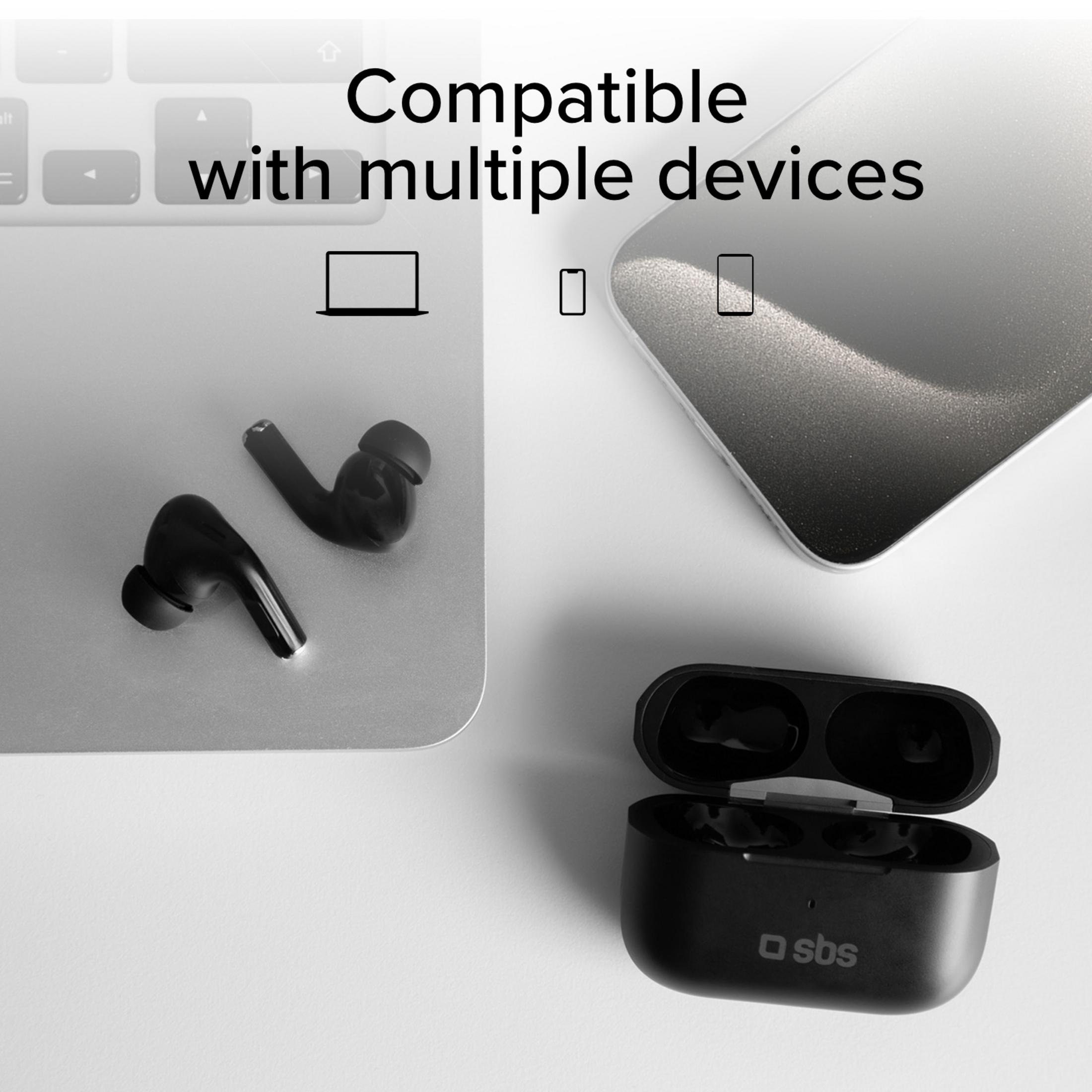 Auricolari wireless neri e custodia di ricarica su superficie argentata.