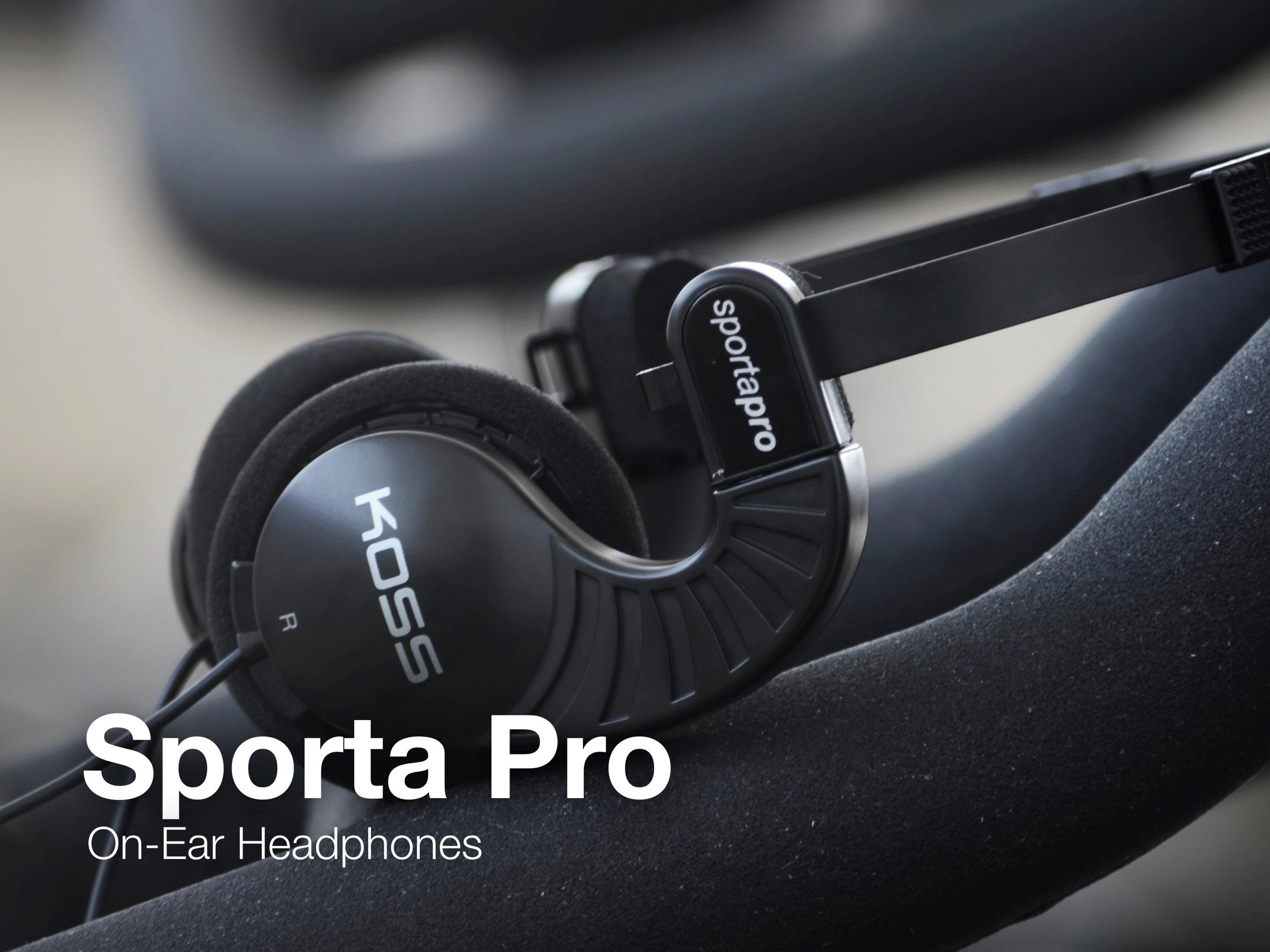 Cuffie Koss Sporta Pro on-ear nere con padiglioni imbottiti, su sfondo nero.