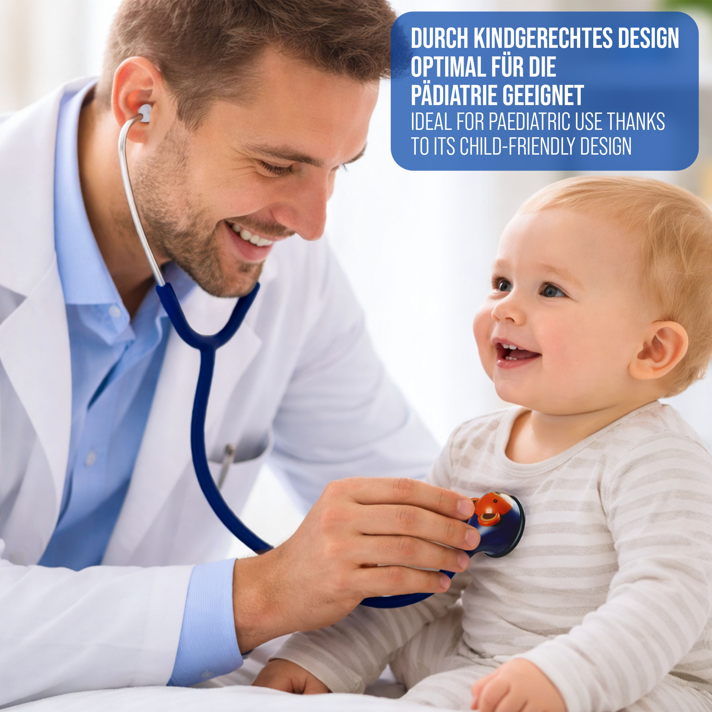 Ein Arzt mit Stethoskop untersucht ein lächelndes Baby. Kindgerechtes Design.