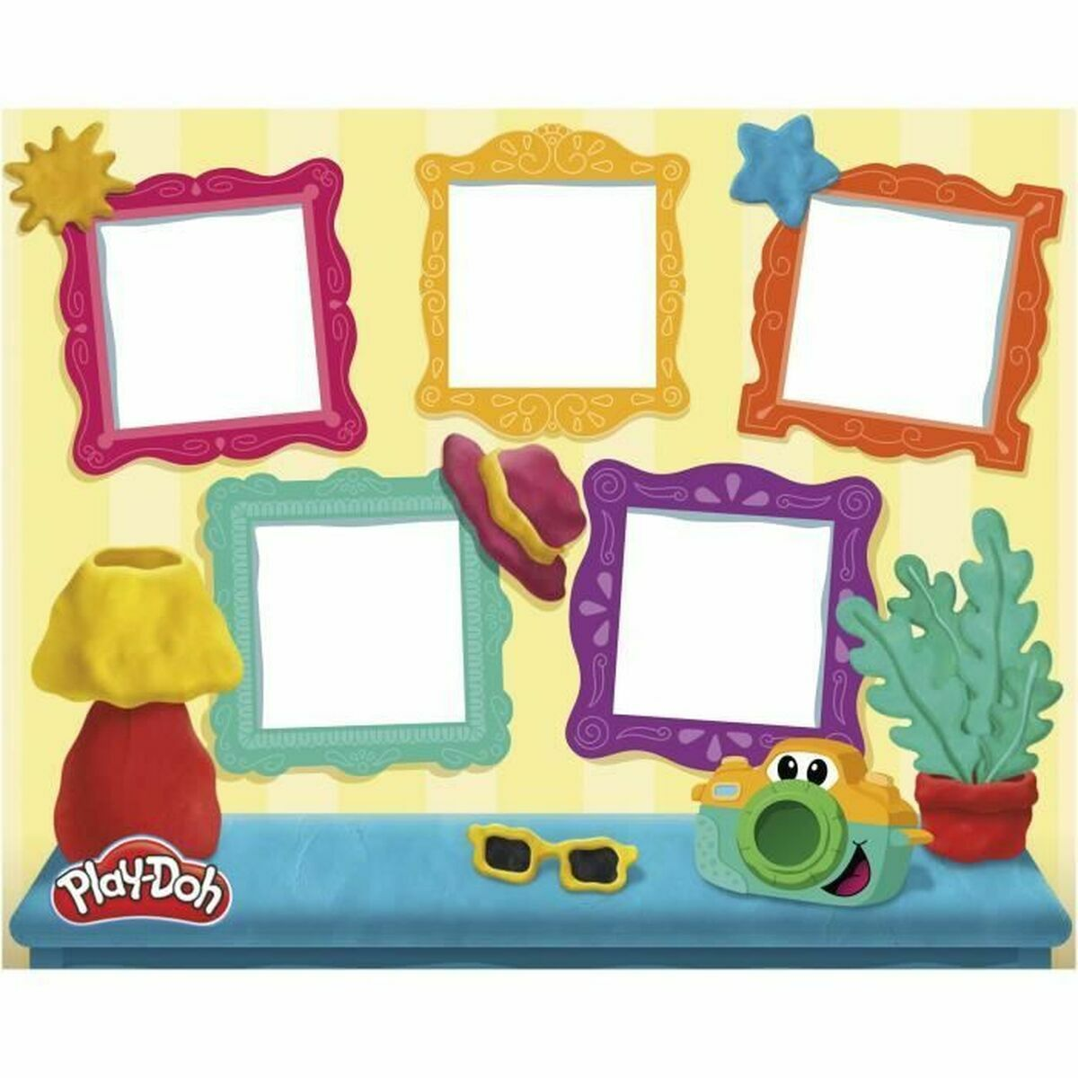 Marcos coloridos de Play-Doh, cámara, gafas de sol y lámpara sobre fondo de rayas.