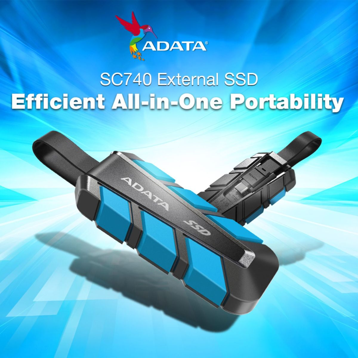 Dwa zewnętrzne dyski SSD ADATA SC740 w kolorze niebiesko-czarnym na niebieskim tle.