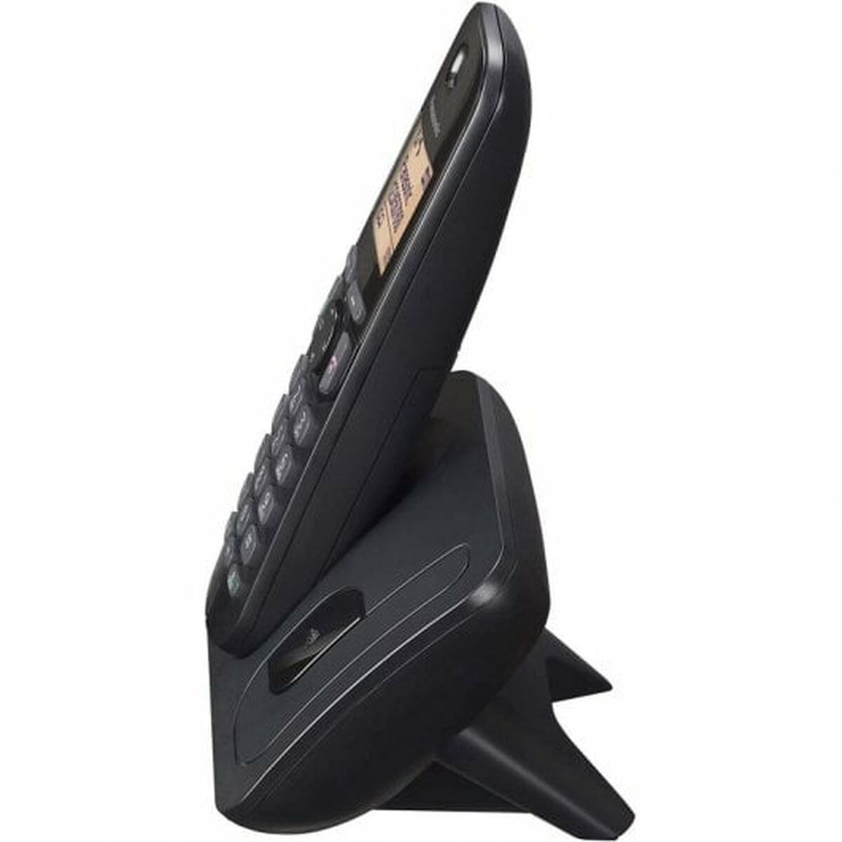 Un teléfono inalámbrico negro descansa sobre su base de carga.