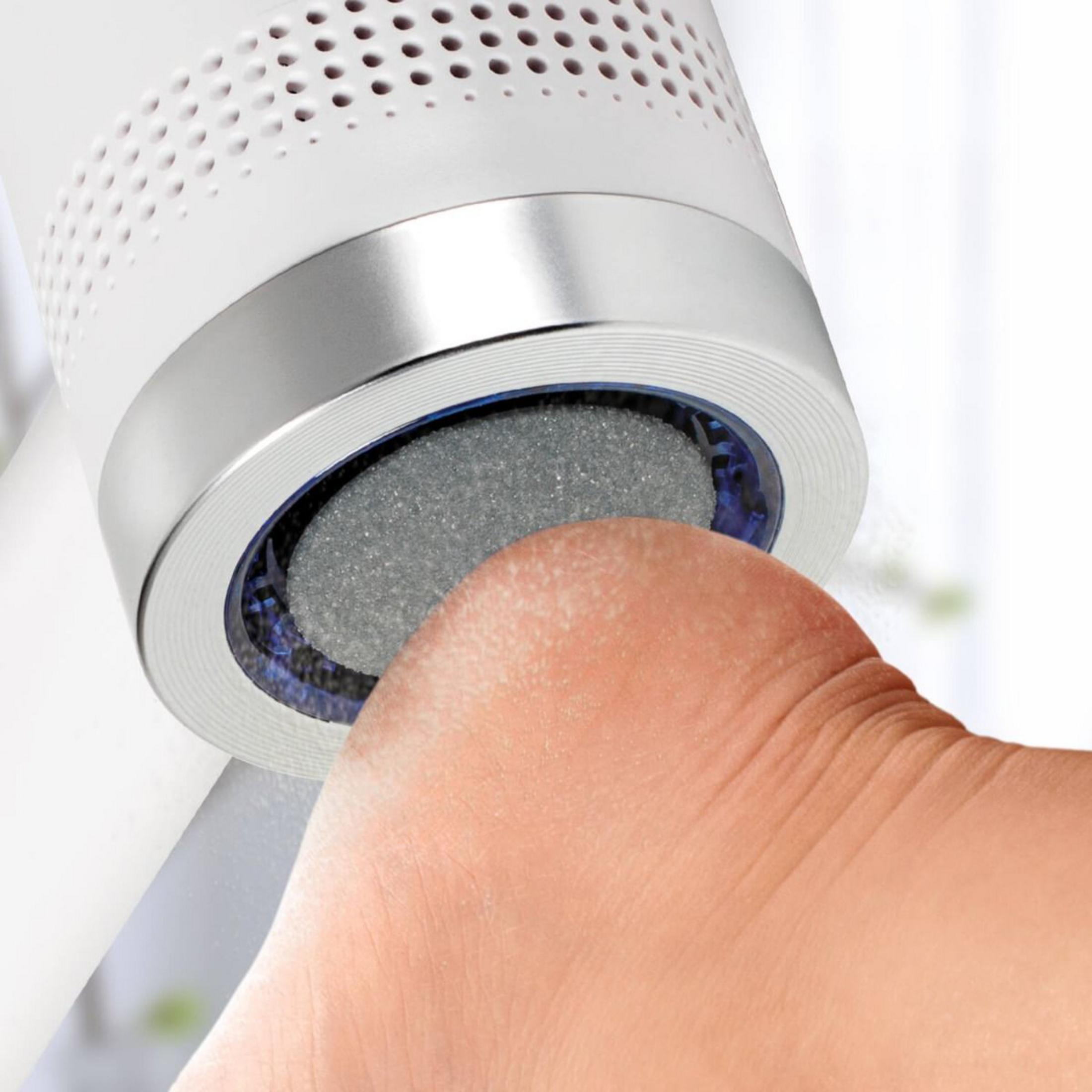 Białe urządzenie do pielęgnacji stóp z metalowym pierścieniem usuwa zrogowacenia z ludzkiej pięty.