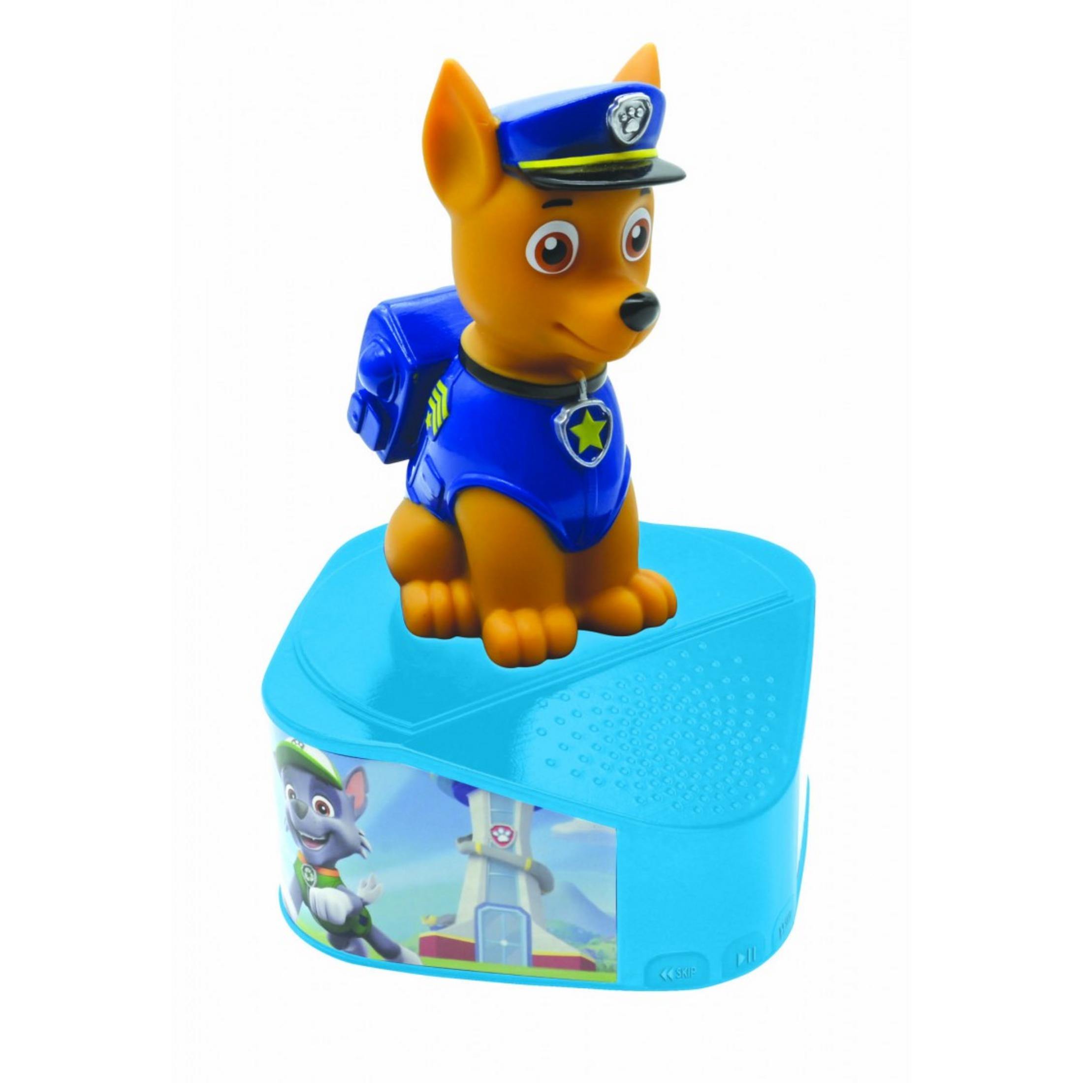 Figura giocattolo cane marrone in uniforme blu da poliziotto su scatola blu con immagini.