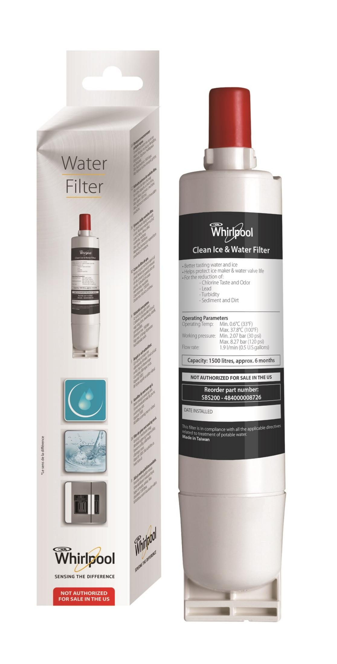 Filtro acqua Whirlpool con tappo rosso, accanto alla sua confezione. Etichette in inglese e altre lingue.