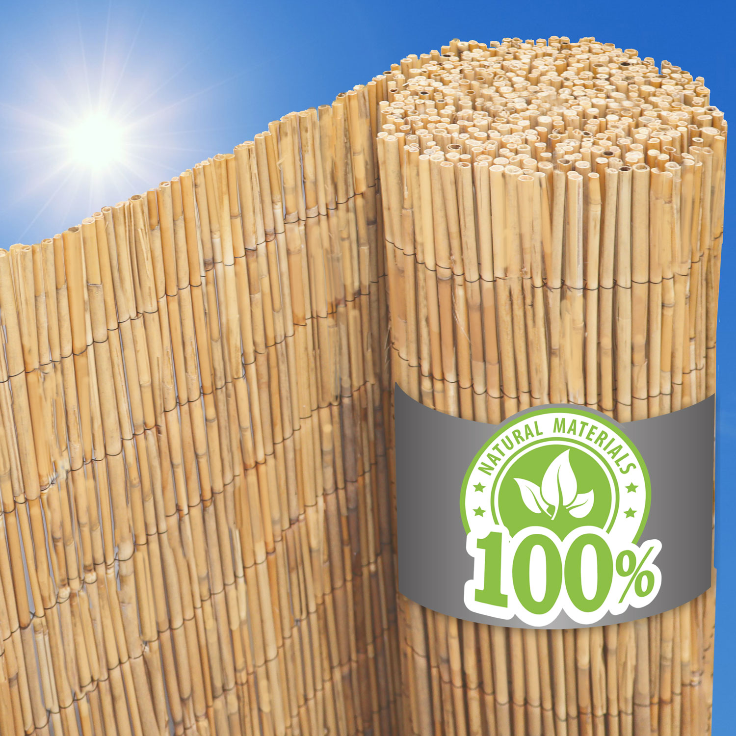 Gerollter Bambunzaun mit "100% natürliche Materialien" Logo vor blauem Himmel.