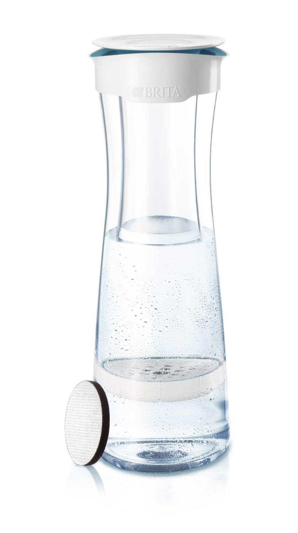 Eine Brita Wasserkanne mit Filter, gefüllt mit Wasser, steht auf weißem Grund.