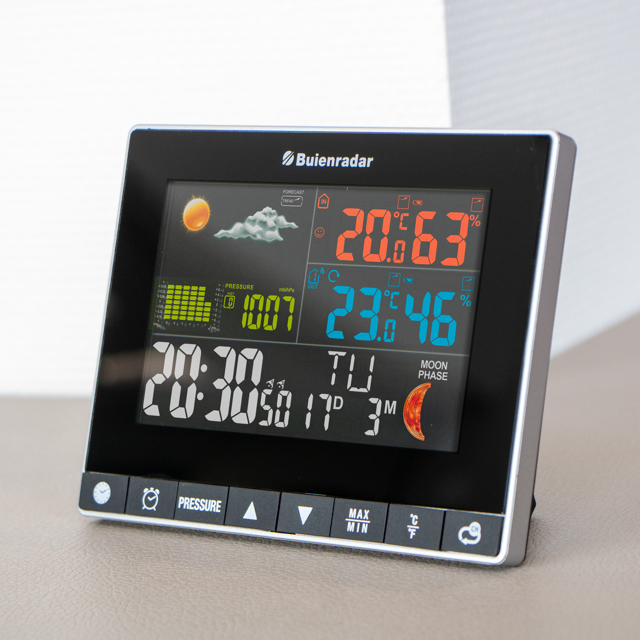 Ein Buienradar-Wetterstation-Display zeigt Zeit, Temperatur, Luftfeuchtigkeit und Mondphase.