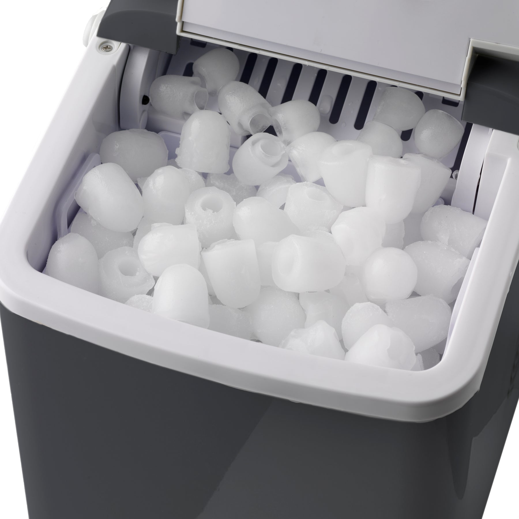 Ein tragbarer Eisbereiter mit einer Füllung aus kleinen, weißen Eiswürfeln.