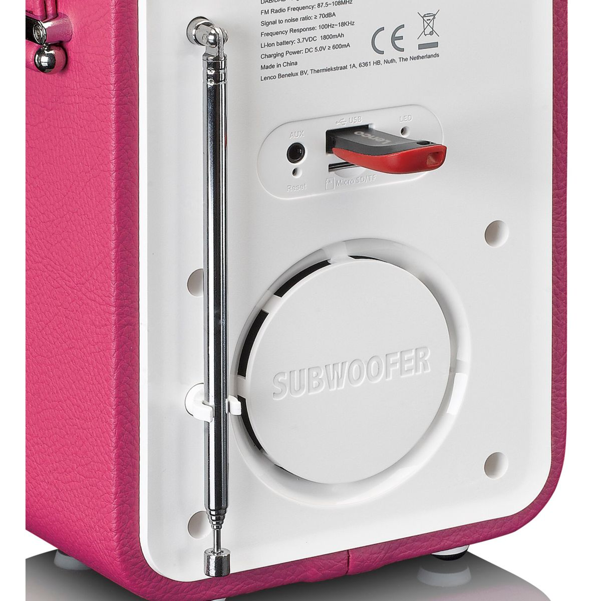 Tył różowego radia z portem USB, wejściem AUX i napisem SUBWOOFER.