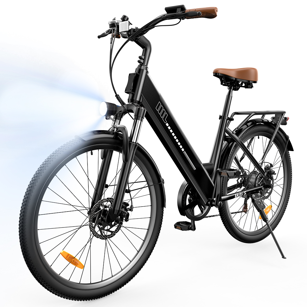Ein schwarzes E-Bike mit braunem Sattel, hellem Scheinwerfer und Gepäckträger.