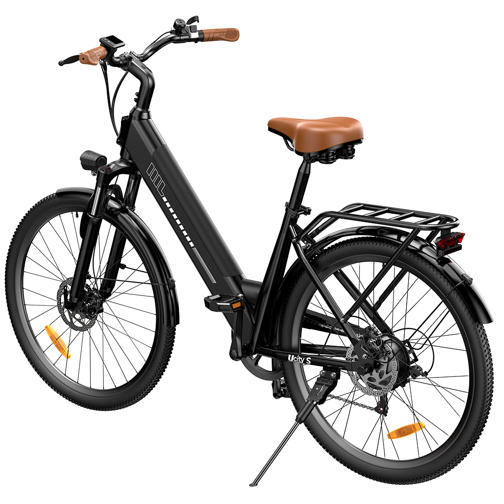 Schwarzes E-Bike mit braunem Sattel, Gepäckträger und Vorderlicht.