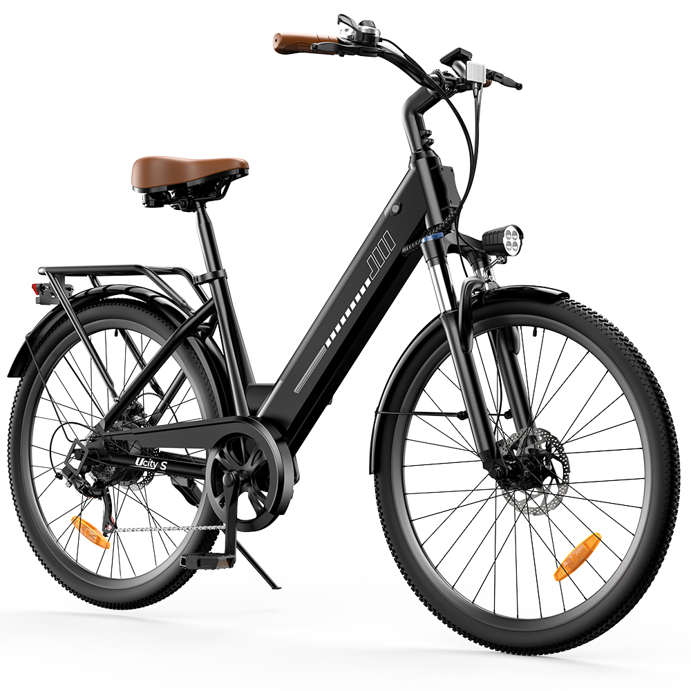 Ein schwarzes Elektrofahrrad mit braunem Sattel und Griffen, weißem Hintergrund.