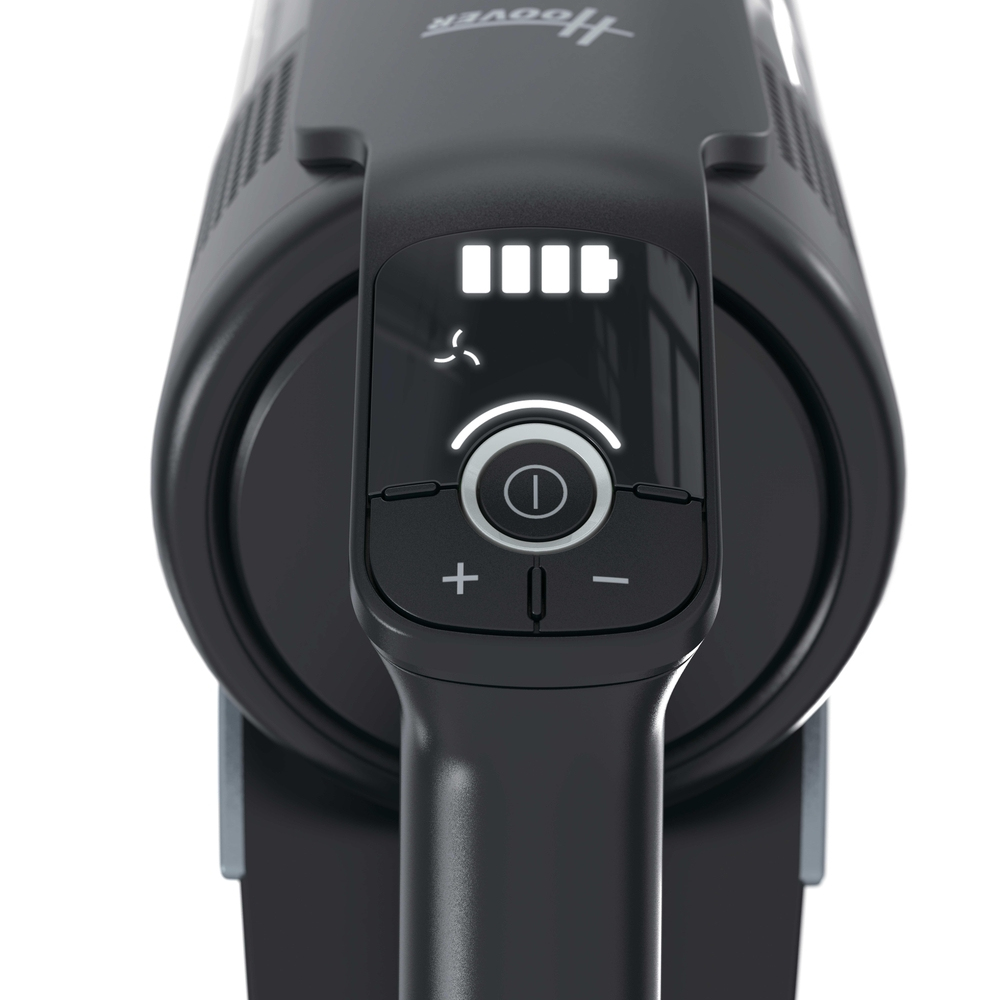 Primo piano di un manico di aspirapolvere nero con display illuminato che mostra livello batteria e pulsanti.