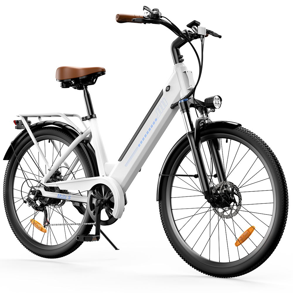 Weißes E-Bike mit braunem Sattel, Gepäckträger und Scheinwerfer.