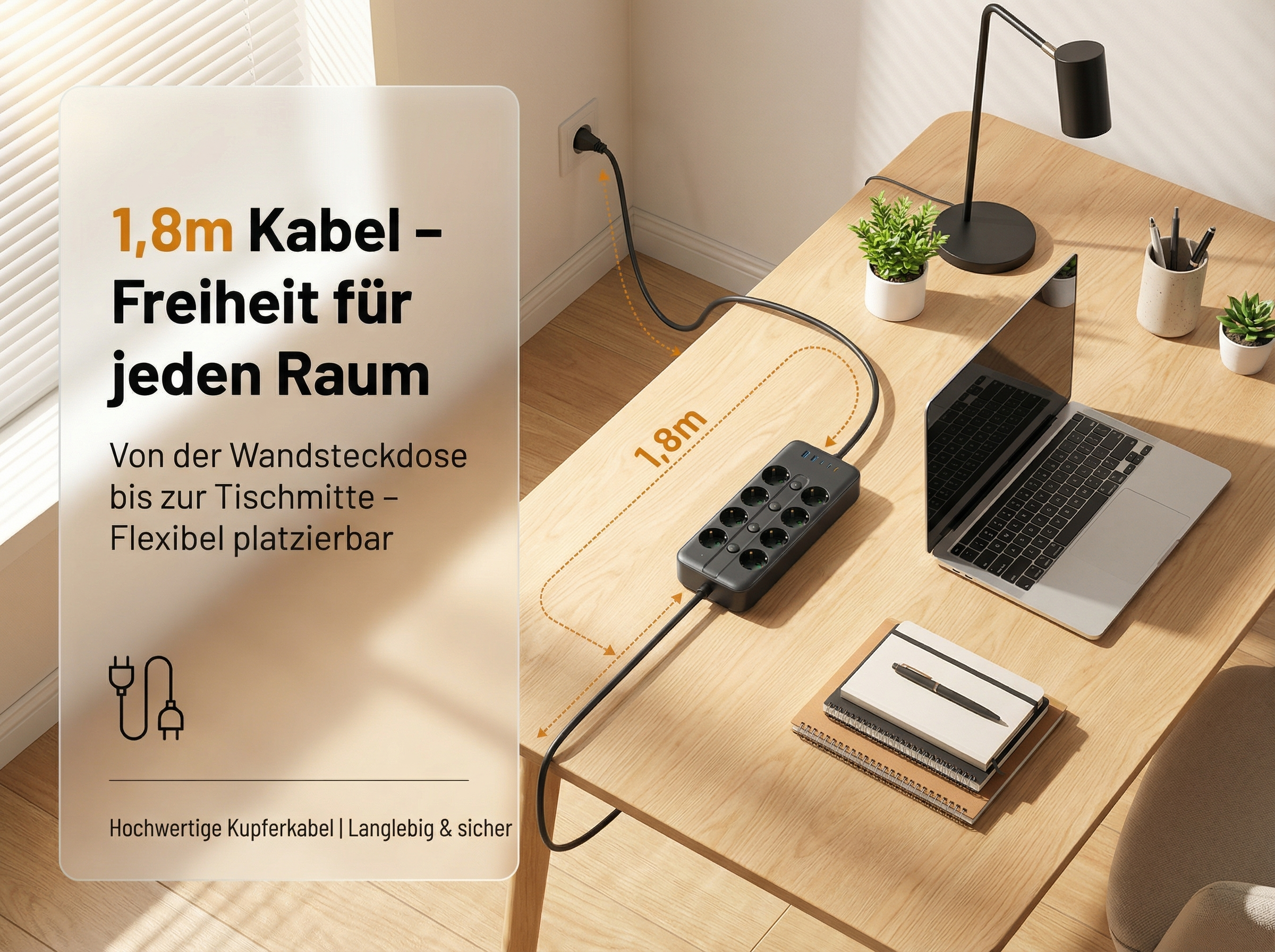 Eine schwarze Steckdosenleiste mit 8 Steckplätzen auf einem Holztisch.