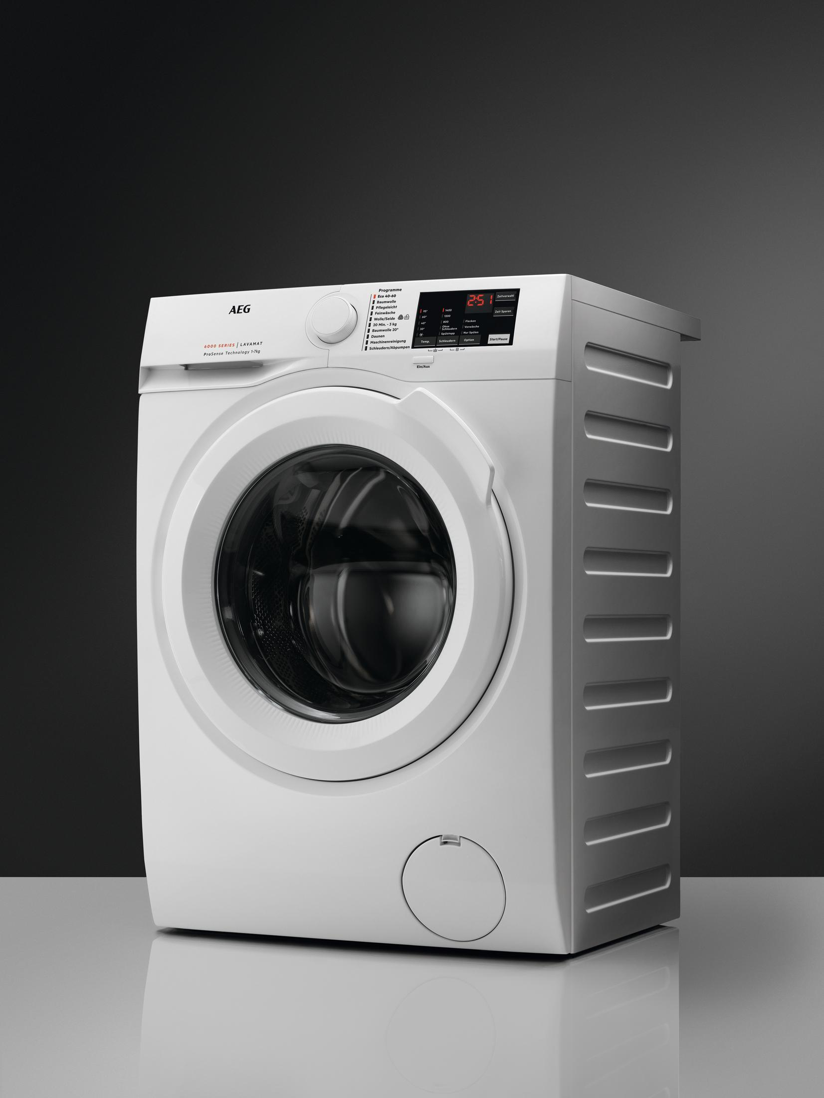 Eine weiße AEG Waschmaschine mit geöffneter Tür und Bedienfeld.