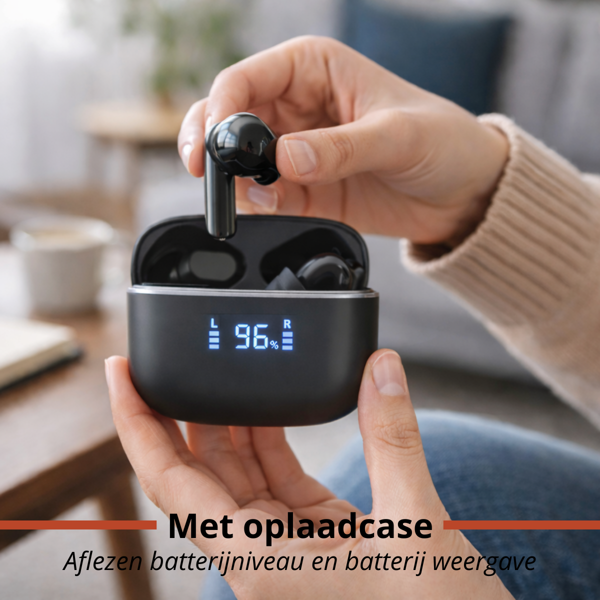 Zwarte draadloze oordopjes in een oplaadcase met 96% batterij.