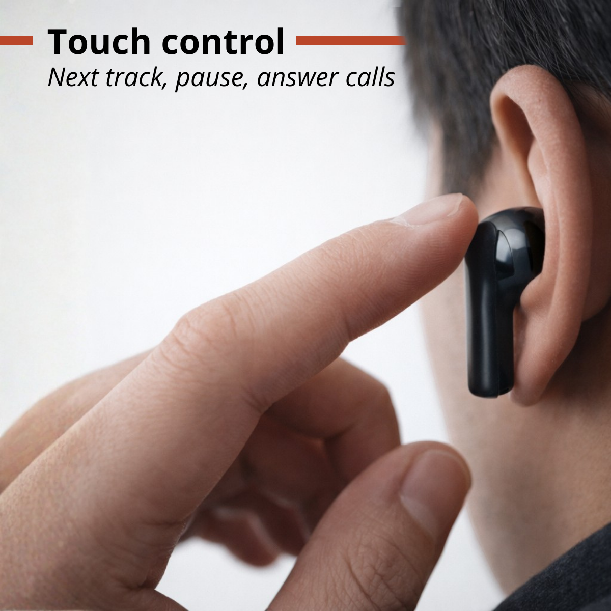 Een vinger raakt een zwarte oortelefoon in een oor aan. Tekst: Touch control.